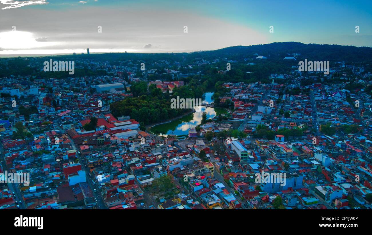 XALAPA, MEXIQUE - 25 mai 2021 : capturer des villes depuis les hauteurs avec mon drone dji, des images d'excellente qualité Banque D'Images