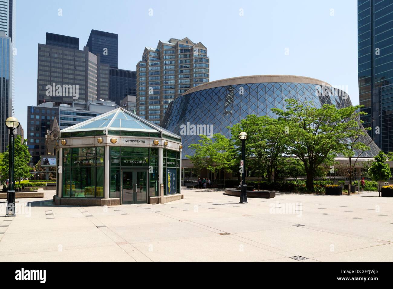 Roy Thomson Hall, au centre-ville de Toronto, en Ontario, au Canada. La salle de concert se trouve sur la place David Pecaut. Banque D'Images