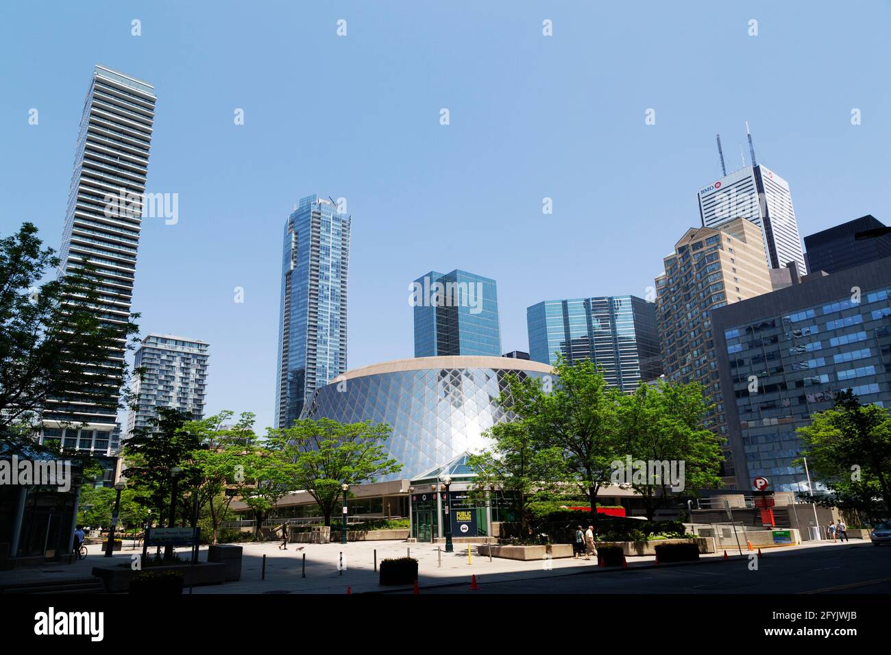 Roy Thomson Hall, au centre-ville de Toronto, en Ontario, au Canada. La salle de concert se trouve sur la place David Pecaut. Banque D'Images