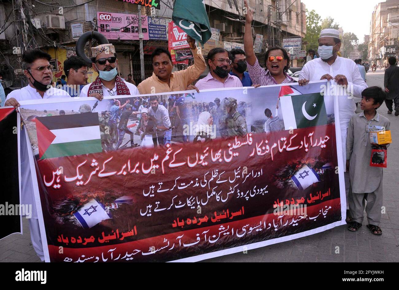 Des membres de l'Association des artistes de Hyderabad tiennent une manifestation contre les attaques israéliennes dans la bande de Gaza et à Jérusalem-est et contre le soutien des Palestiniens, au club de presse de Hyderabad, le vendredi 28 mai 2021. Banque D'Images