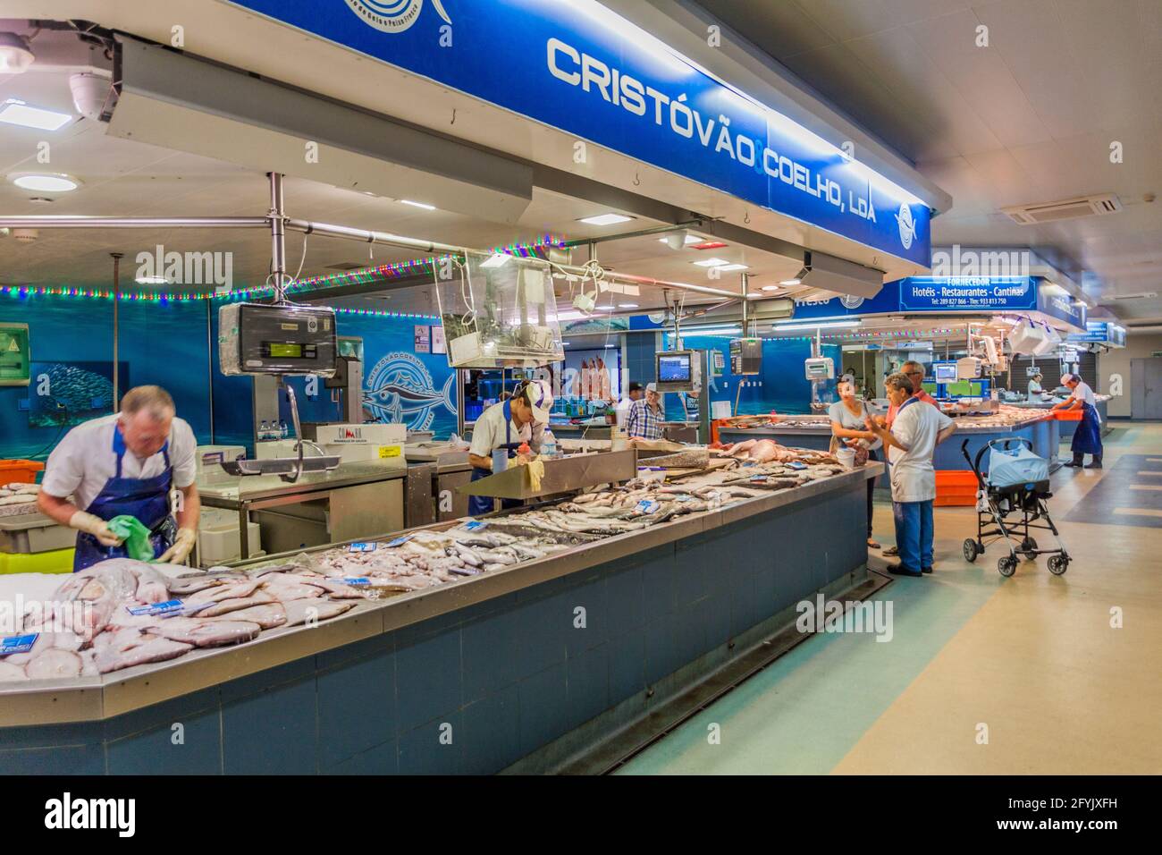 FARO, PORTUGAL - 5 OCTOBRE 2017 : stands de poisson au marché municipal de Faro Mercado Municipal de Faro à Faro, Portugal. Banque D'Images