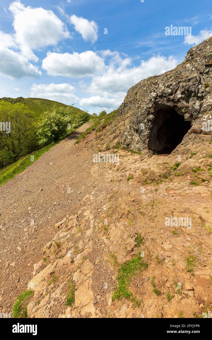 L'entrée de la grotte de Clutter dans les collines de Malvern avec British Camp en arrière-plan, Worcestershire, Angleterre Banque D'Images