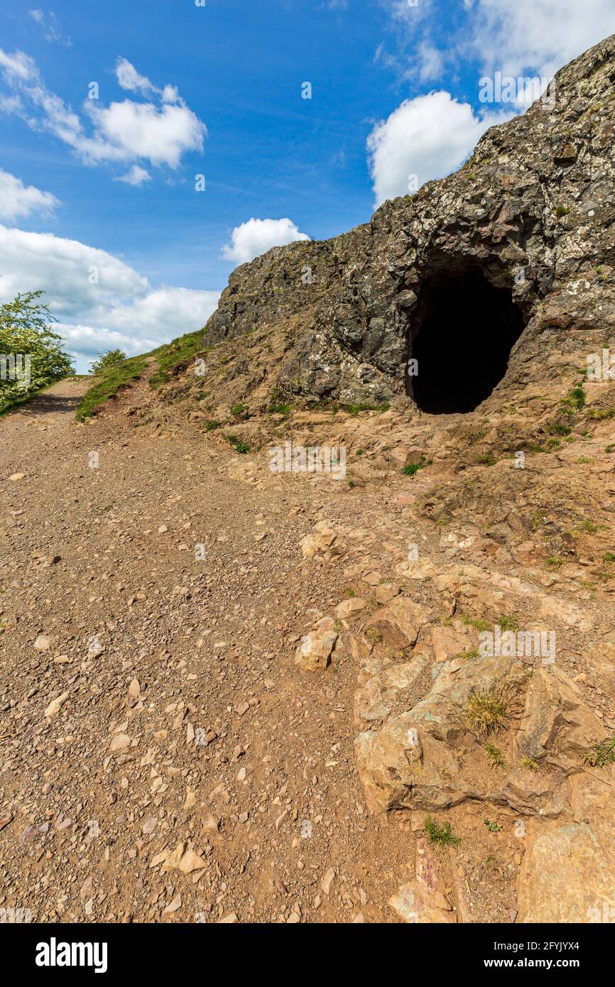 L'entrée de la grotte de l'image de fond dans les collines de Malvern, Worcestershire, Angleterre Banque D'Images