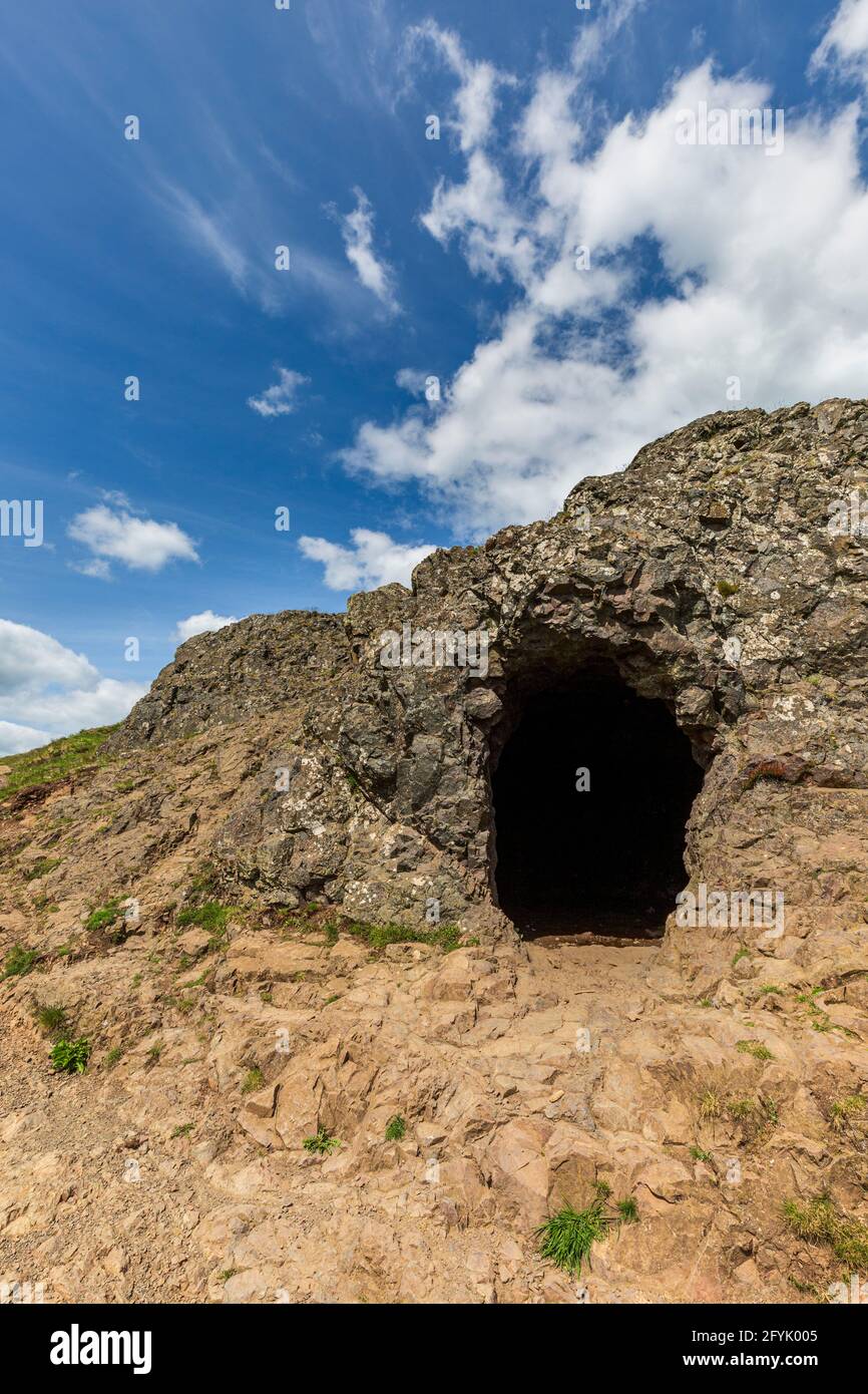 L'entrée de la grotte de l'image de fond dans les collines de Malvern, Worcestershire, Angleterre Banque D'Images