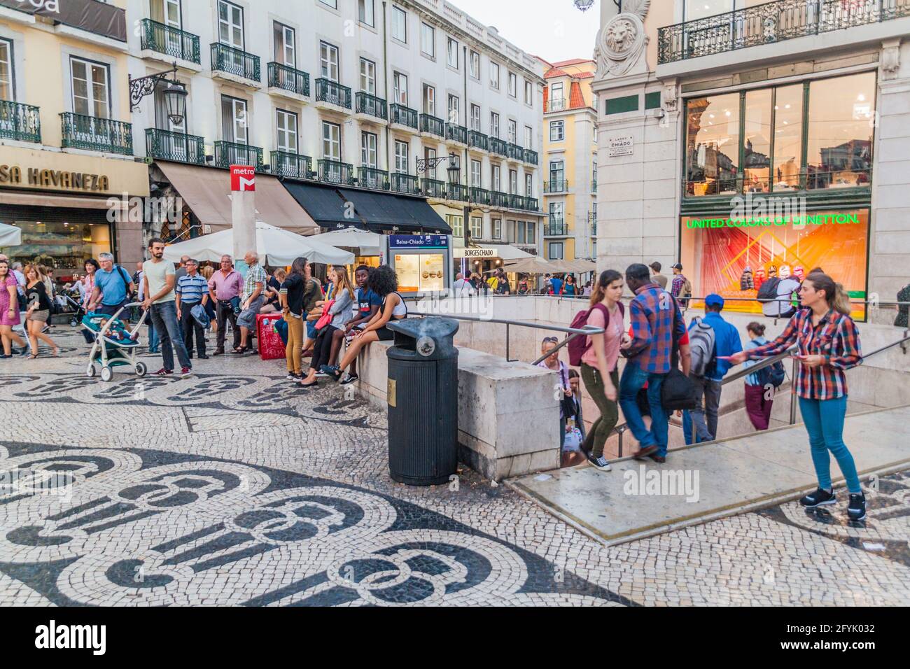 LISBONNE, PORTUGAL - 10 OCTOBRE 2017 : personnes à l'entrée du métro Baixa-Chiado sur la place Largo do Chiado Lisbonne, Portugal Banque D'Images