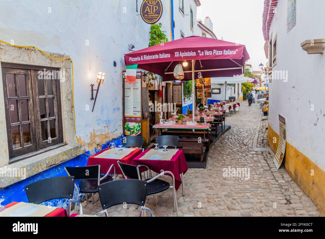 OBIDOS, PORTUGAL - 11 OCTOBRE 2017 : restaurant en plein air dans le village d'Obidos. Banque D'Images