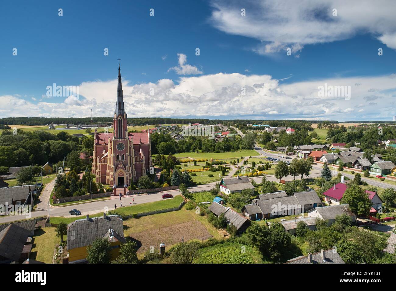 Cathédrale catholique dans la petite ville vue aérienne de drone Banque D'Images