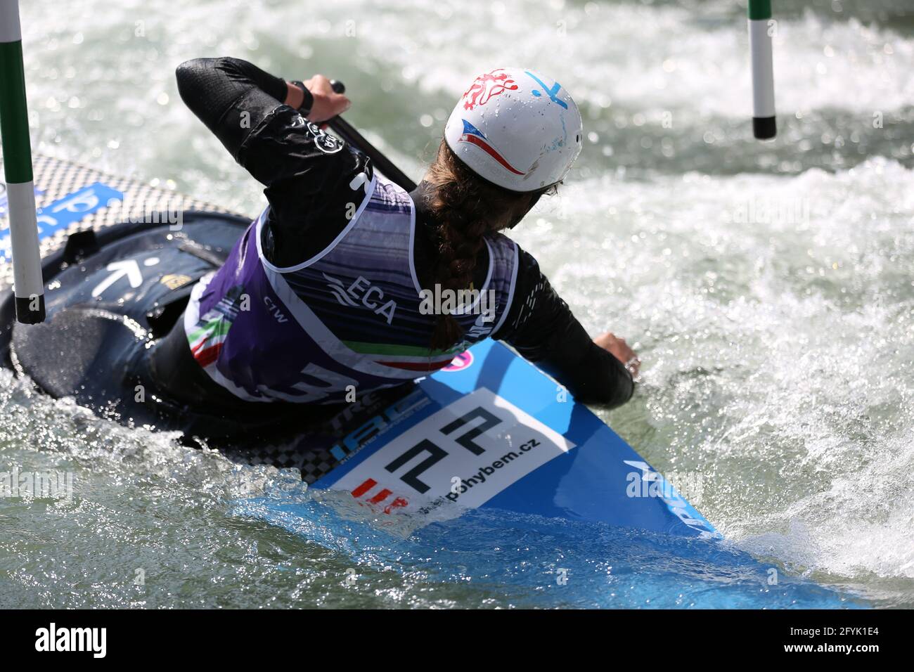 Tereza KNEBLOVA de la République tchèque est en compétition avec le canoë féminin (C1) demi-finales lors des championnats d'Europe ECA Canoe Slalom Le Dora Baltea Banque D'Images