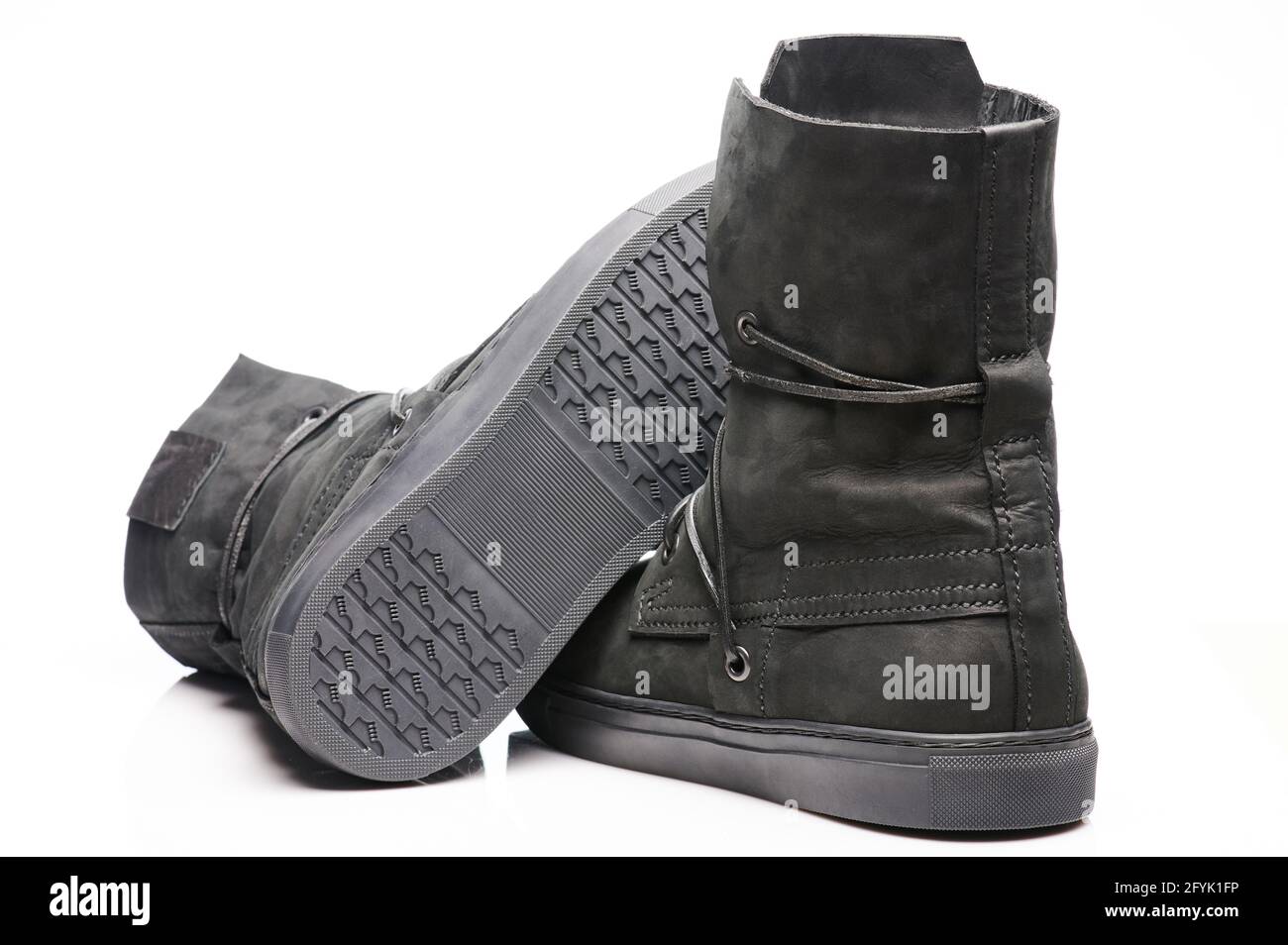 Bottes en cuir noir avec lacets isolés sur fond blanc de studio Banque D'Images
