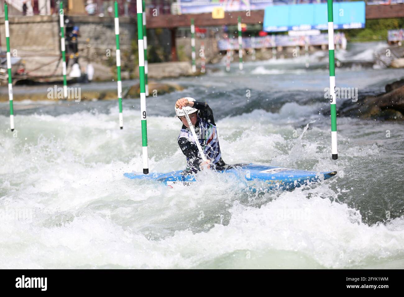 Klaudia ZWOLINSKA, de Pologne, est en compétition dans le canoë pour femmes (C1) Demi-finales lors des championnats d'Europe ECA Canoe Slalom sur le Rivière Dora Baltea Banque D'Images