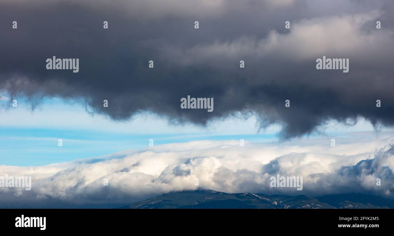Aériennes, drones, gris foncé et nuages blancs sur fond bleu ciel, espace. Concept de paysage lourd sur les montagnes. Abstrait spectaculaire mauvais temps, thund Banque D'Images