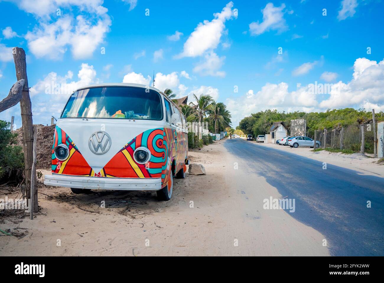 Hippie Volkswagen kombi Vintage voiture sur la plage redessinée comme un bar Banque D'Images