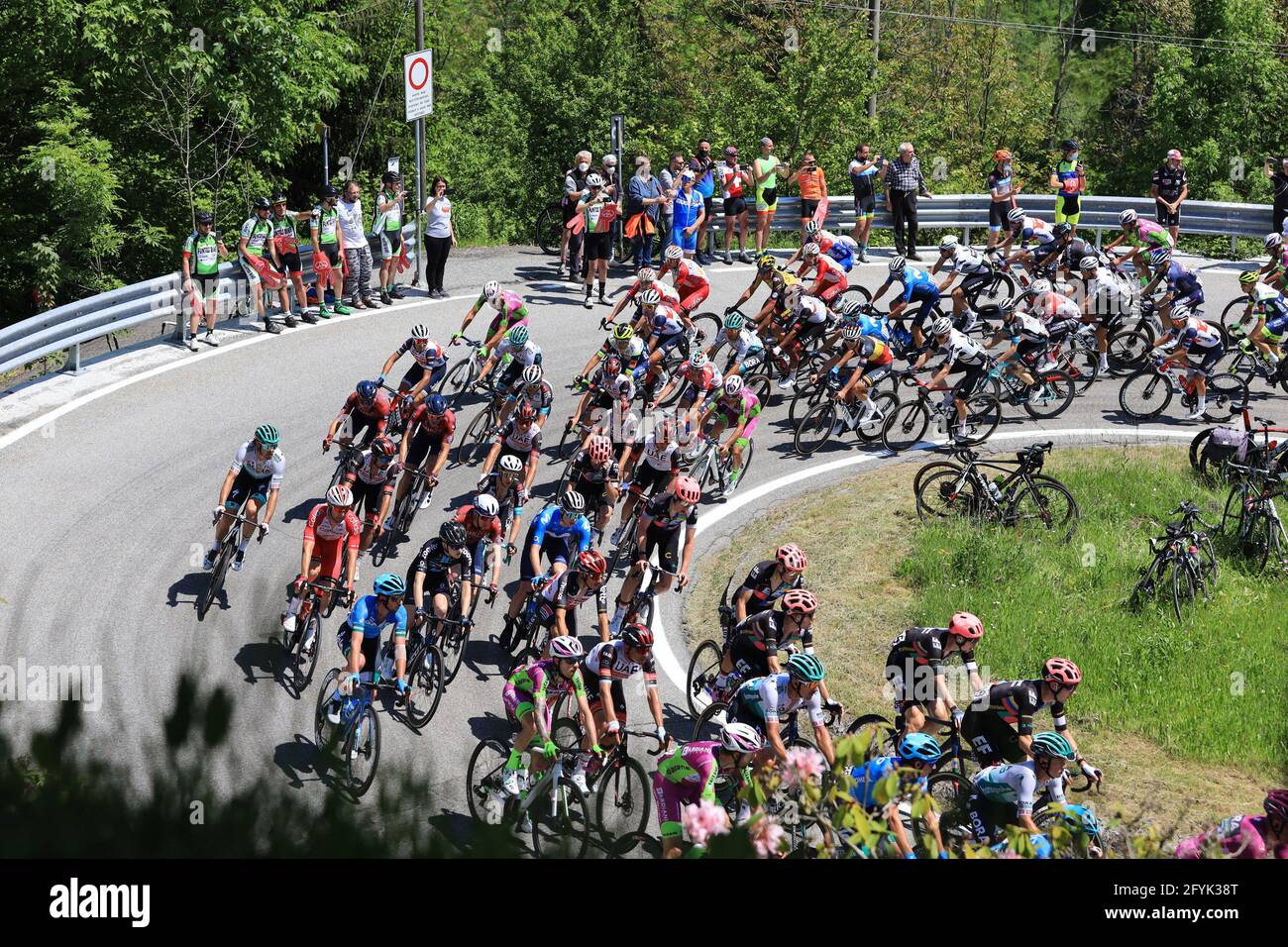 Le premier groupe à la colline Alpe Agogna durante 19^ TAPPA - Abbiategrasso - Alpe di Mera, Giro d'Italia in Alpe di Mera (VC), Italia, 28 maggio 2021 Banque D'Images