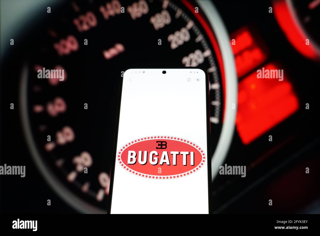 Chine. 28 mai 2021. Sur cette photo, un logo de marque de voiture « Bugatti » apparaît sur un smartphone avec le tableau de bord de la voiture en arrière-plan. (Photo par Alvin Chan/SOPA Images/Sipa USA) crédit: SIPA USA/Alay Live News Banque D'Images