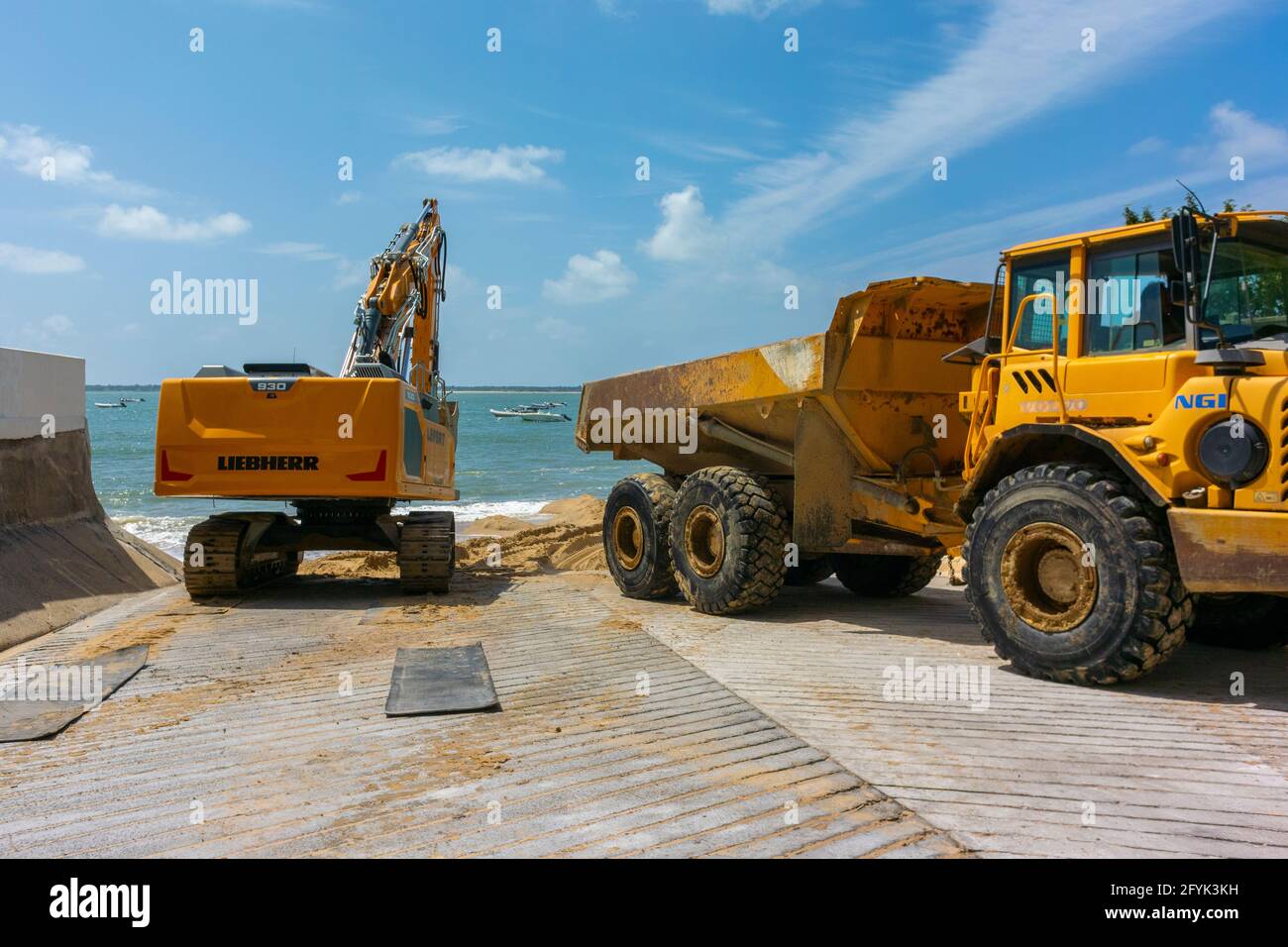 Arcachon, France, scènes de plage, chantier de construction, déplacement du sable à la plage à cause de l'érosion de la plage, problème global, travailleurs, camions dépenses publiques en France Banque D'Images