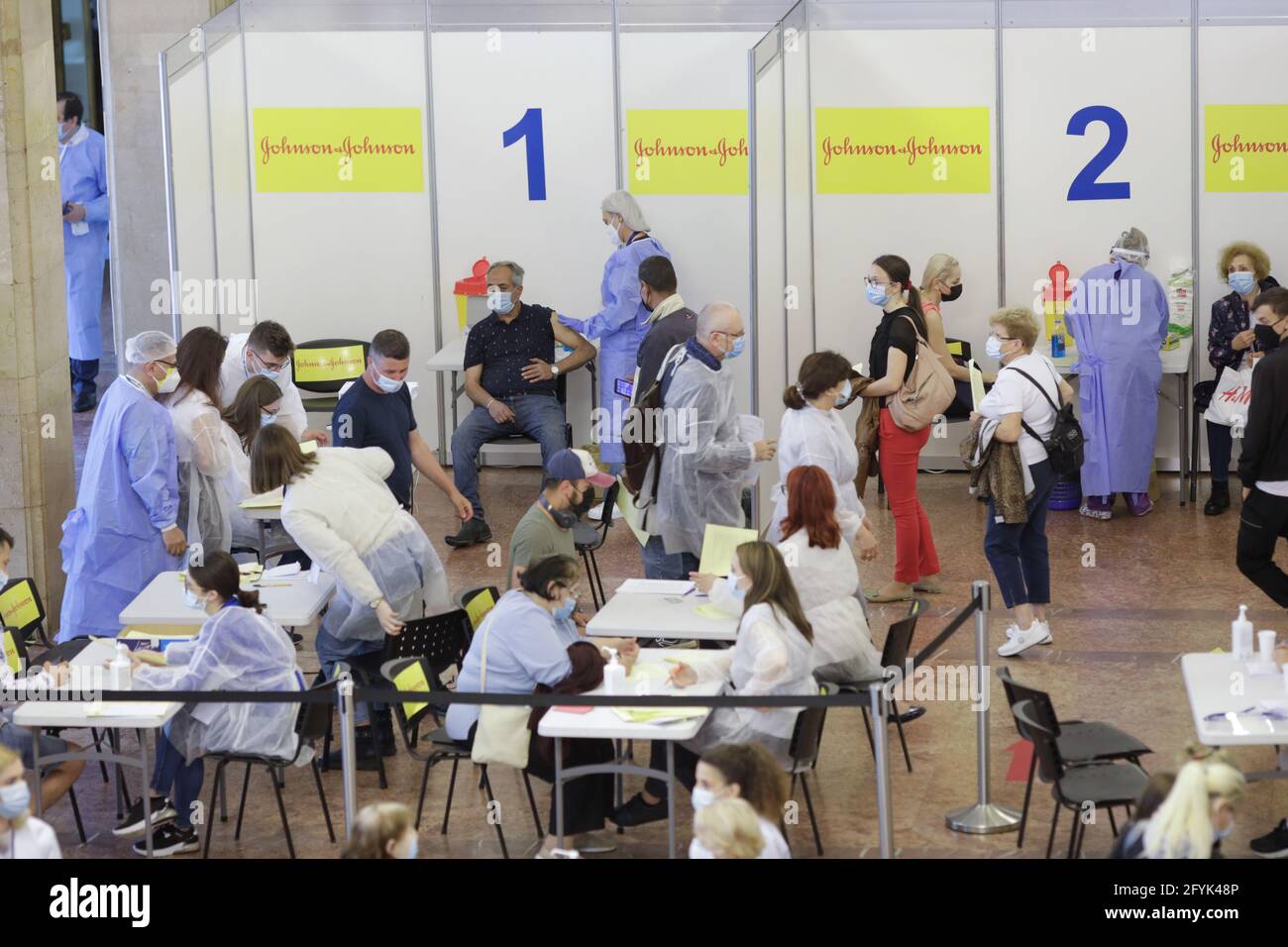 Bucarest, Roumanie - 28 mai 2021 : les gens reçoivent le vaccin Johnson et Johnson à usage unique contre Covid-19 lors d'un marathon de vaccination. Banque D'Images