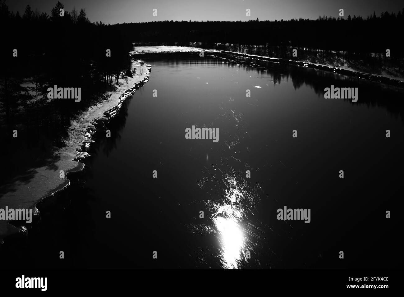 Réflexion de la lune sur la rivière Skellefte en laponie suédoise. Banque D'Images