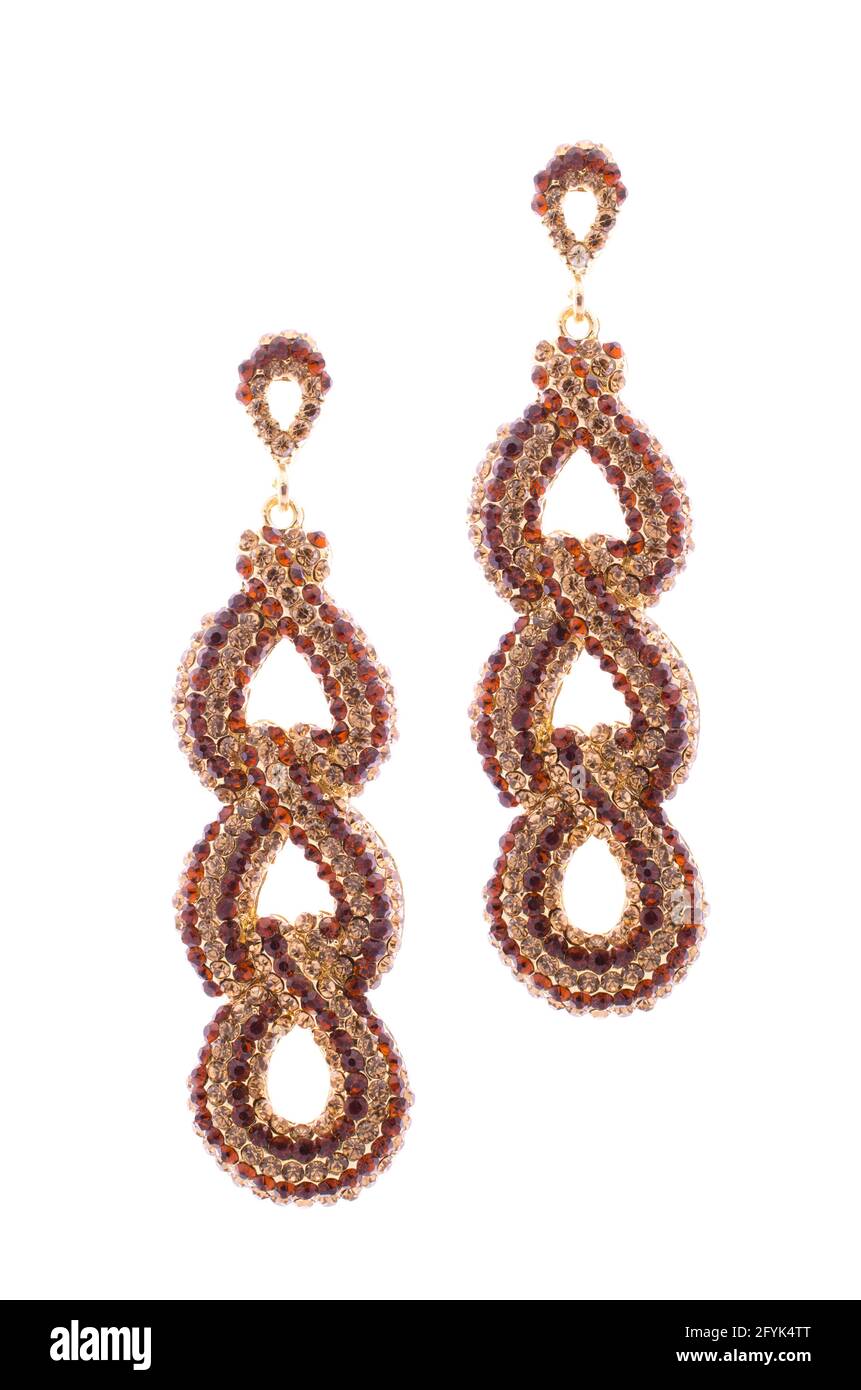 boucles d'oreilles incrustées de pierres précieuses sur fond blanc Banque D'Images