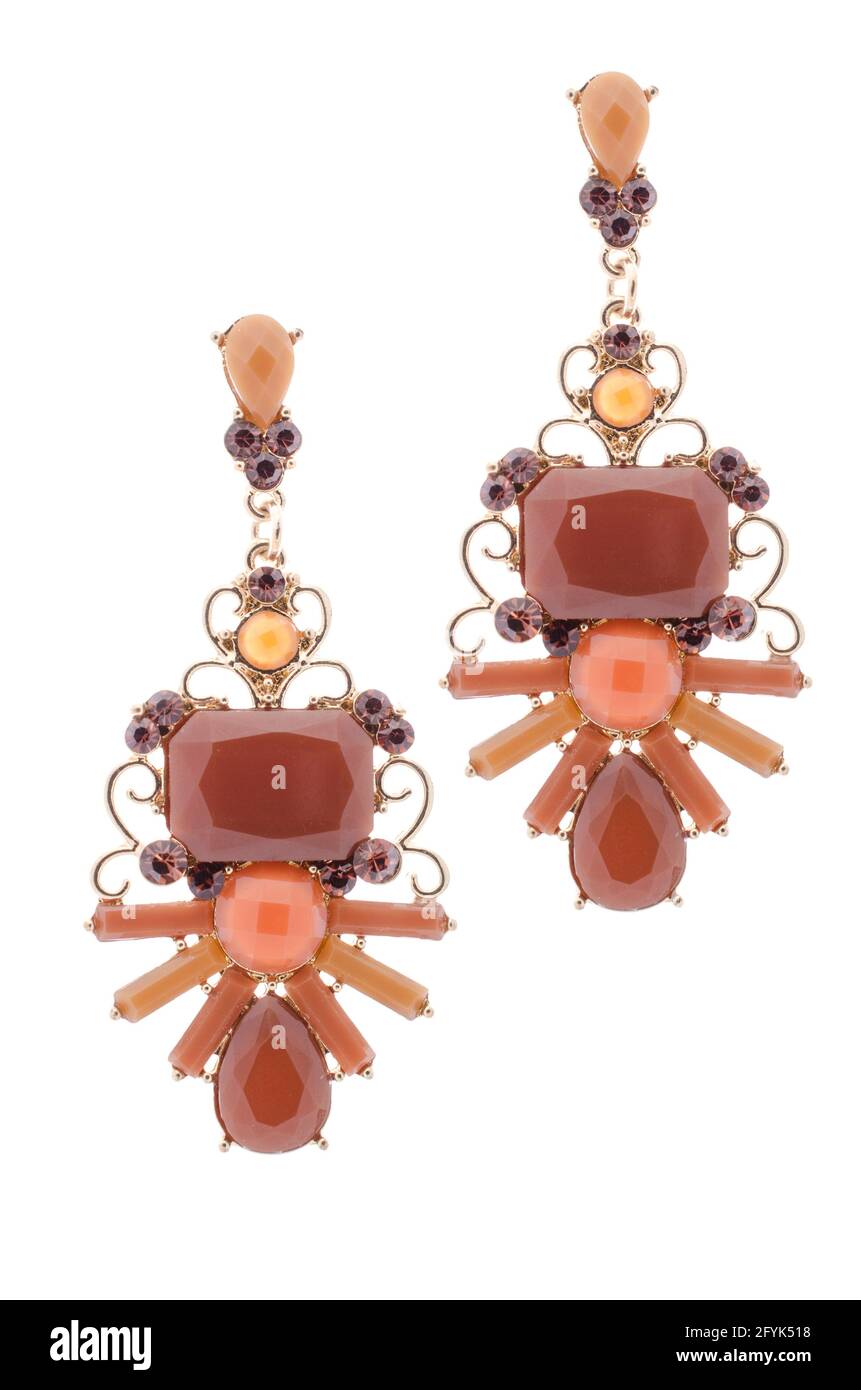 boucles d'oreilles incrustées de pierres précieuses sur fond blanc Banque D'Images