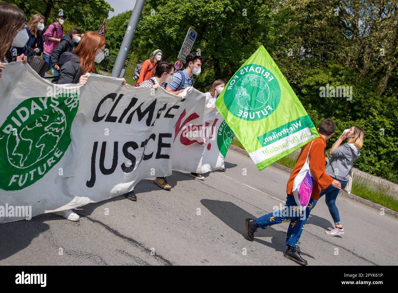 UM die 80 Menschen versammelten sich am 28. Mai 2021 à München, UM für Klimagerechtigkeit zu demostrieren. * le 28 mai 2021, environ 80 personnes ont rejoint une manifestation pour la justice climatique à Munich, en Allemagne. (Photo par Alexander Pohl/Sipa USA) crédit: SIPA USA/Alay Live News Banque D'Images