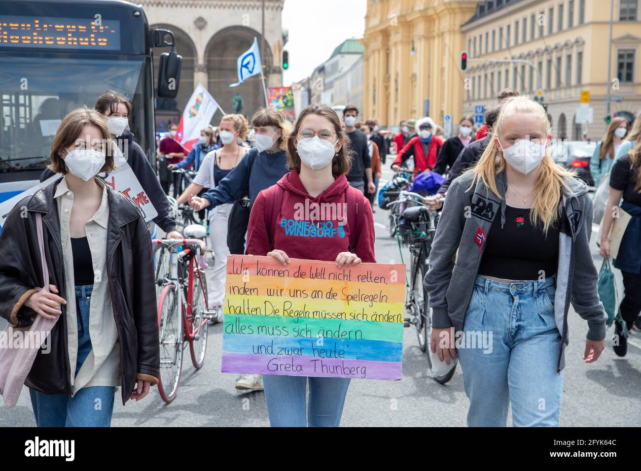 UM die 80 Menschen versammelten sich am 28. Mai 2021 à München, UM für Klimagerechtigkeit zu demostrieren. * le 28 mai 2021, environ 80 personnes ont rejoint une manifestation pour la justice climatique à Munich, en Allemagne. (Photo par Alexander Pohl/Sipa USA) crédit: SIPA USA/Alay Live News Banque D'Images