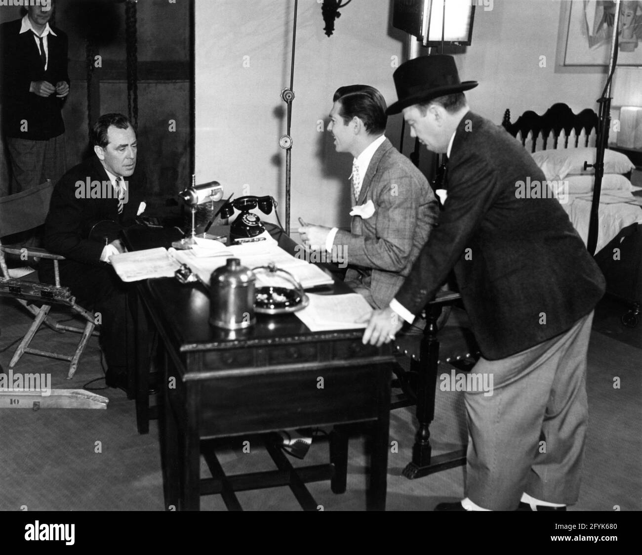 Réalisateur JACK CONWAY CLARK PIGNON et CLIFF EDWARDS sur le terrain Candid pendant le tournage du réalisateur DE SARATOGA 1937 JACK CONWAY Histoire originale et scénario Anita Loos et Robert E. Hopkins Metro Goldwyn Mayer Banque D'Images