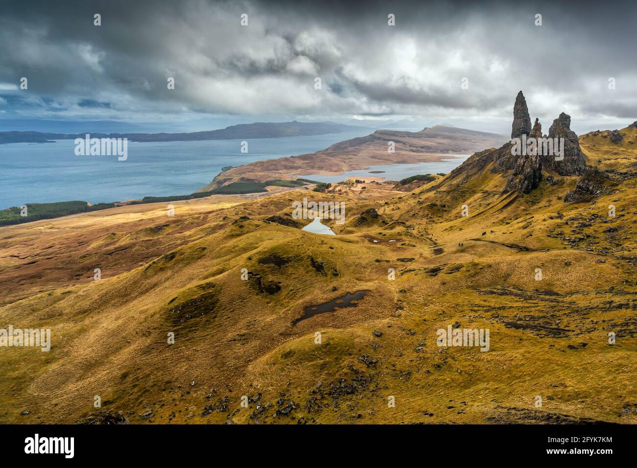 Le vieil homme de Storr sur l'île de Skye sous un ciel nuageux. Banque D'Images