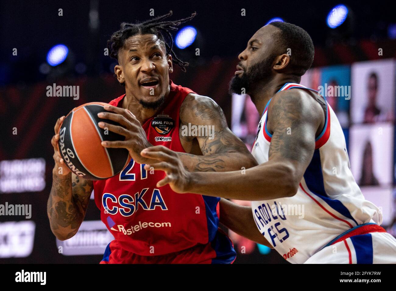 Cologne, Allemagne. 28 mai 2021. Basket-ball: Euroligue, ZSKA Moscou - Anadolu Efes Istanbul, quatre finales, demi-finales. Will Clyburn (l) de Moscou et Yigitcan Saybir d'Istanbul se battent pour le bal. Credit: Marius Becker/dpa/Alay Live News Banque D'Images