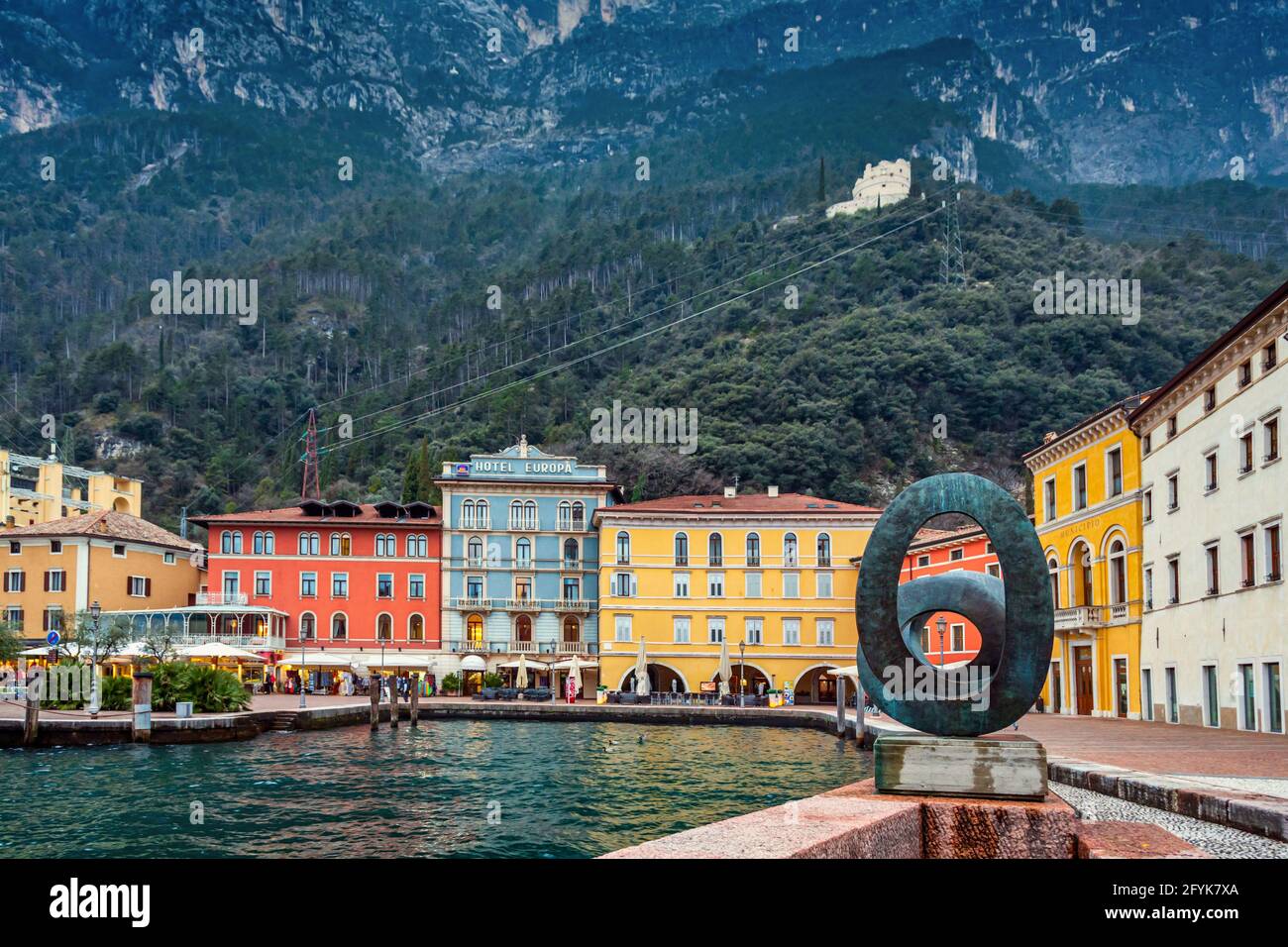La sculpture 'percorsi' au bord du lac de Garde à Riva del Garda dans les lacs italiens. Banque D'Images