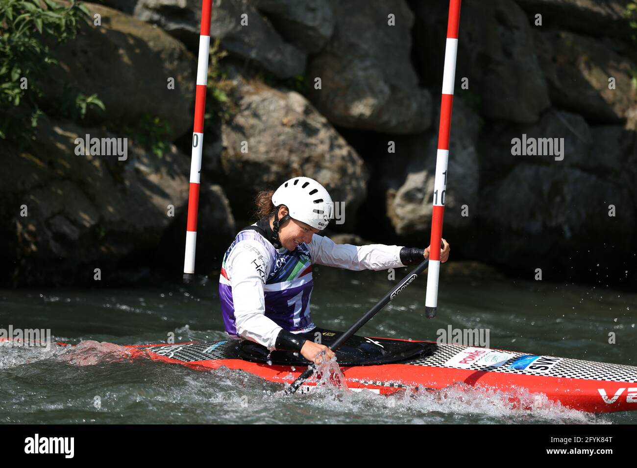 Monika SKACHOVA de Slovaquie participe à la compétition de canoë pour femmes (C1) Demi-finales lors des championnats d'Europe ECA Canoe Slalom sur le Rivière Dora Baltea Banque D'Images