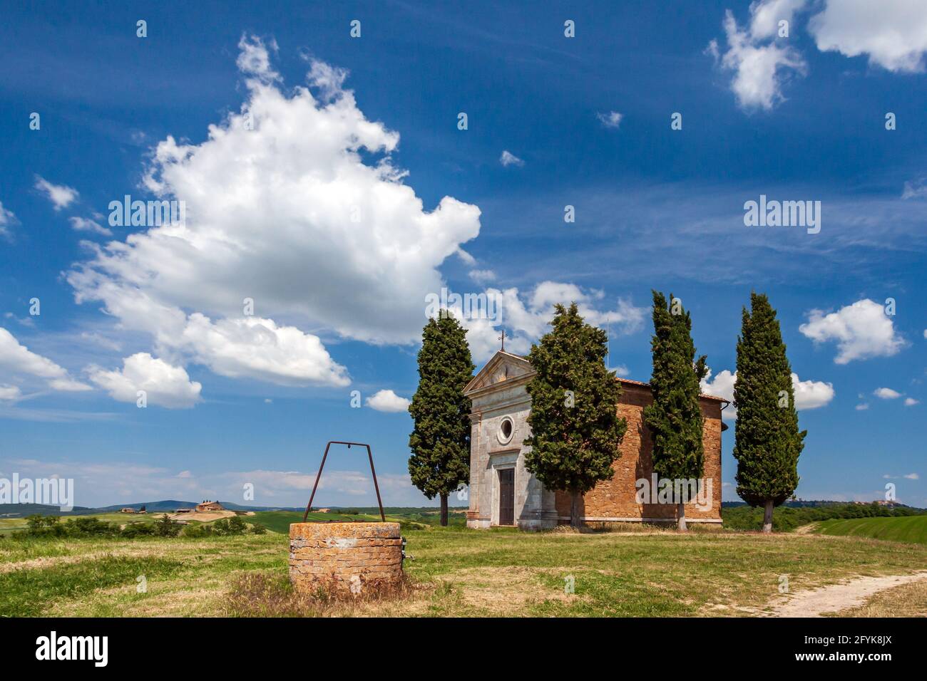 La chapelle de la Madonna di Vitaleta (Cappella di Vitaleta) est un petit et beau lieu de culte dans le paysage du Val d'Orcia en Toscane, Italie. Banque D'Images