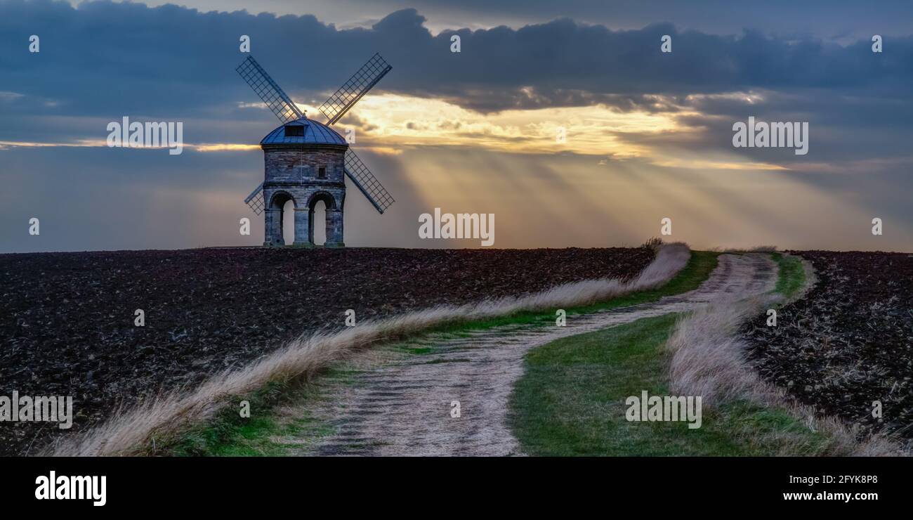 Rayons du soleil au 17ème siècle, j'ai inscrit Chesterton Windmill à Warwickshire. Banque D'Images