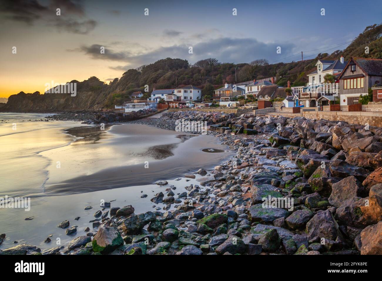 Marée basse et un beau coucher de soleil d'hiver à Steephill Cove à Ventnor sur l'île de Wight. Banque D'Images