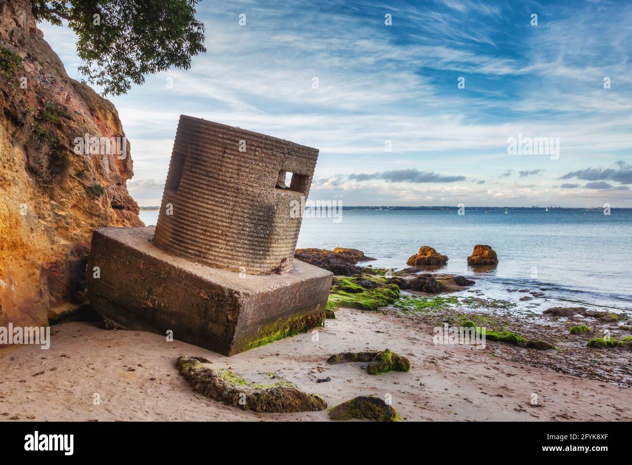 Un pilbox de la Seconde Guerre mondiale à Studland Bay dans Dorset. Preuve de la défense du Royaume autour de notre côte. Banque D'Images