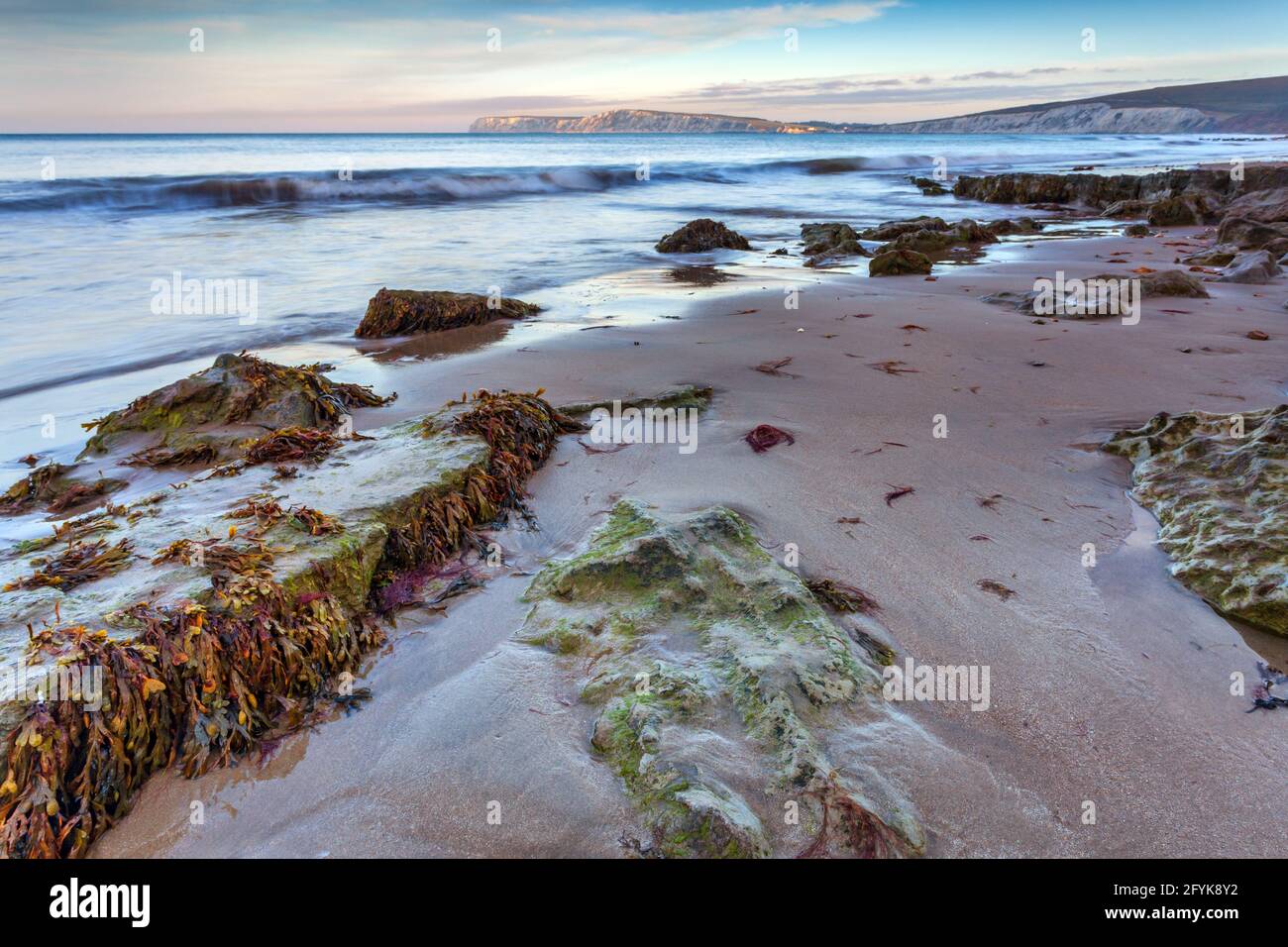 Plage de Compton Bay sur l'île de Wight, avec les falaises de Tennyson au loin. Banque D'Images
