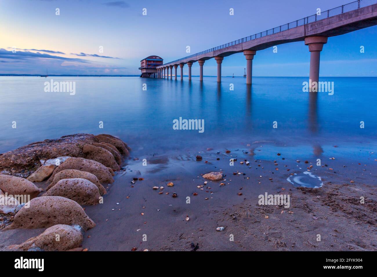 Bembridge Lifeboat Station le soir d'été à l'heure bleue sur l'île de Wight. Banque D'Images