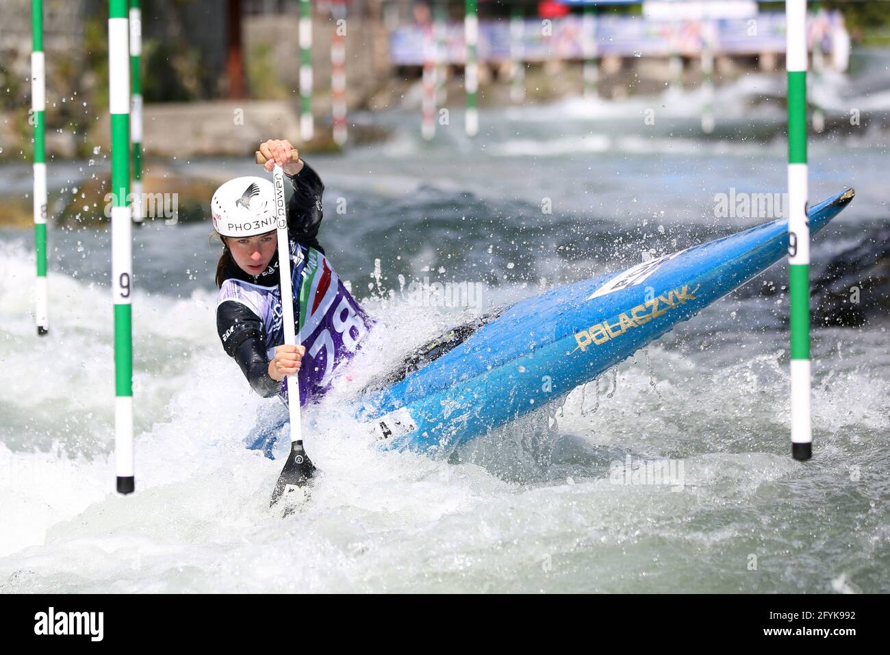 Klaudia ZWOLINSKA, de Pologne, est en compétition dans le canoë pour femmes (C1) Demi-finales lors des championnats d'Europe ECA Canoe Slalom sur le Rivière Dora Baltea Banque D'Images
