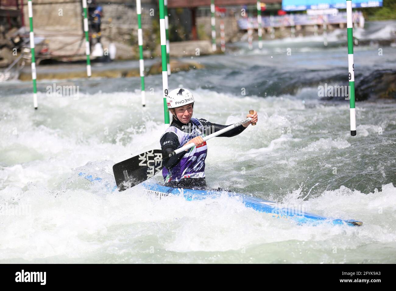 Klaudia ZWOLINSKA, de Pologne, est en compétition dans le canoë pour femmes (C1) Demi-finales lors des championnats d'Europe ECA Canoe Slalom sur le Rivière Dora Baltea Banque D'Images