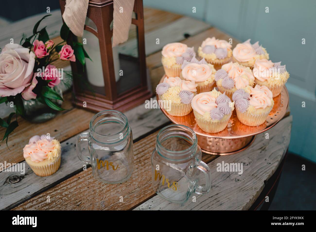 Petits gâteaux confits, roses, jaunes, violets, faits de fleurs artisanales gastronomiques, événements en plein air Banque D'Images