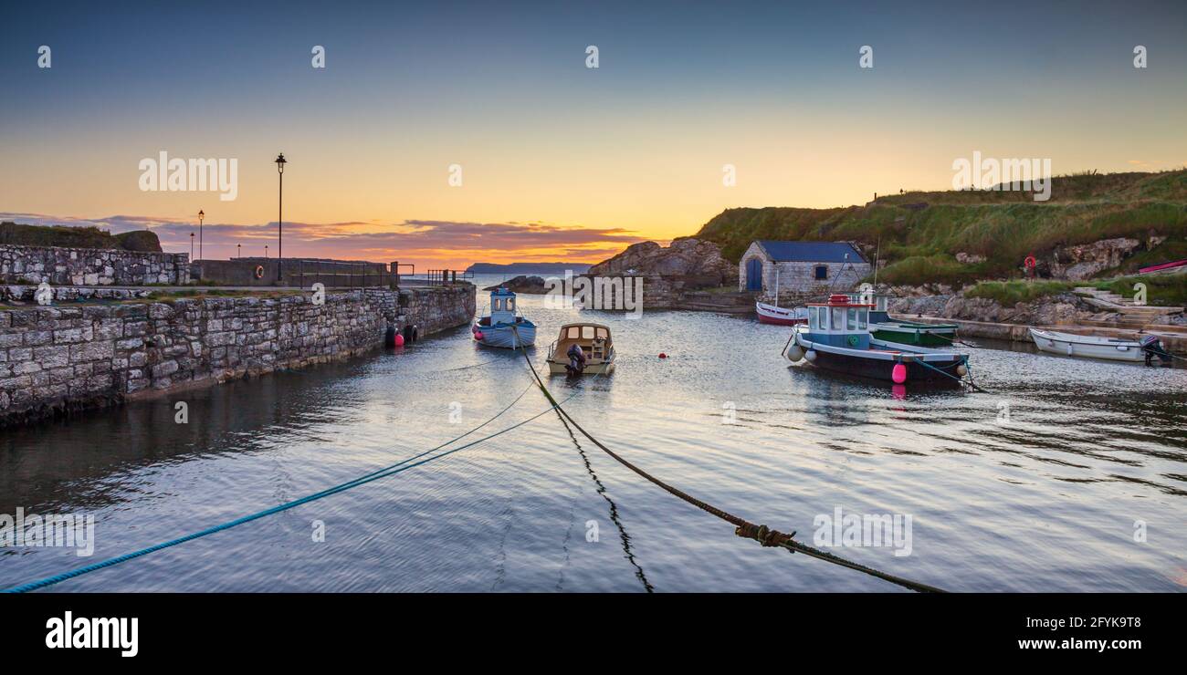 Port de Ballintoy sur la côte de Causeway dans le comté d'Antrim, en Irlande du Nord. Un lieu de tournage pour Game of Thrones (Pyke Harbour, Îles Iron) Banque D'Images