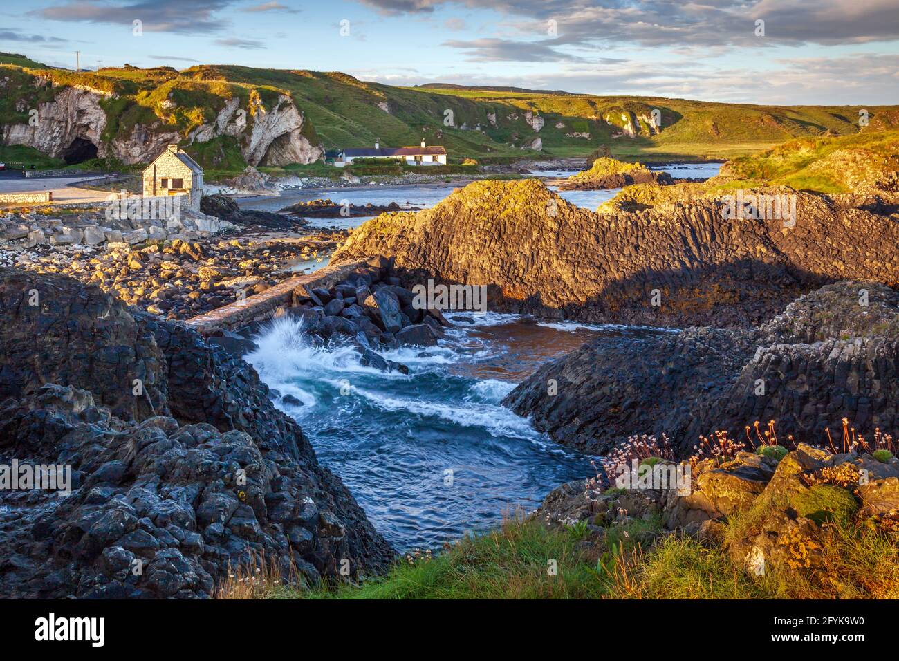 Port de Ballintoy sur la côte de Causeway dans le comté d'Antrim, en Irlande du Nord. Un lieu de tournage pour Game of Thrones (Pyke Harbour, Îles Iron) Banque D'Images