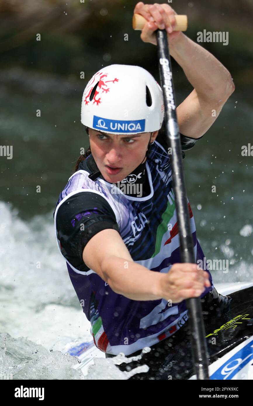 Gabriela SATKOVA de la République tchèque est en compétition dans le canoë féminin (C1) demi-finales lors des championnats d'Europe ECA Canoe Slalom Le Dora Baltea Banque D'Images