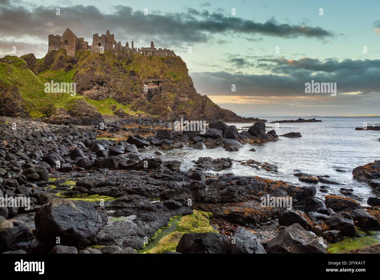 Le Château de Dunluce dans le comté d'Antrim en Irlande du Nord. Le château médiéval est présenté comme le Grayjoy dans le château le jeu des trônes. Banque D'Images