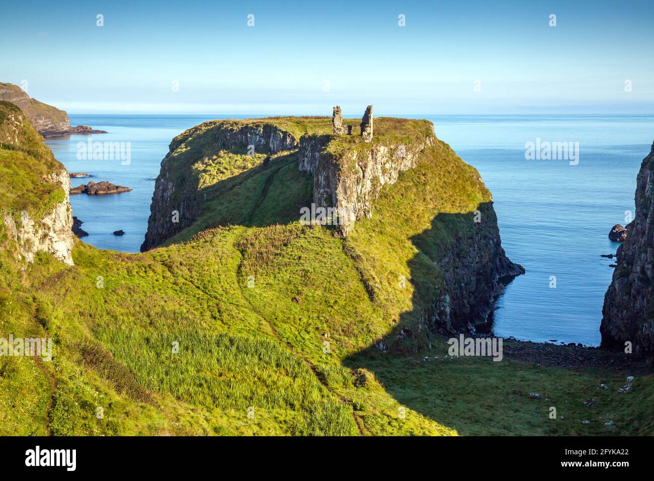 Les ruines du château de Dunseverick sur les falaises de la côte de Causeway dans le comté d'Antrim, en Irlande du Nord. Banque D'Images