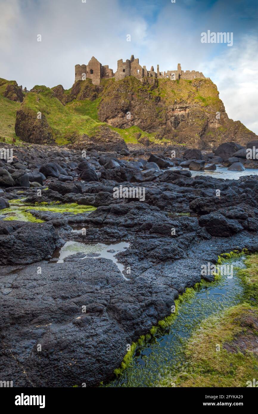 Le Château de Dunluce dans le comté d'Antrim en Irlande du Nord. Le château médiéval est présenté comme le Grayjoy dans le château le jeu des trônes. Banque D'Images