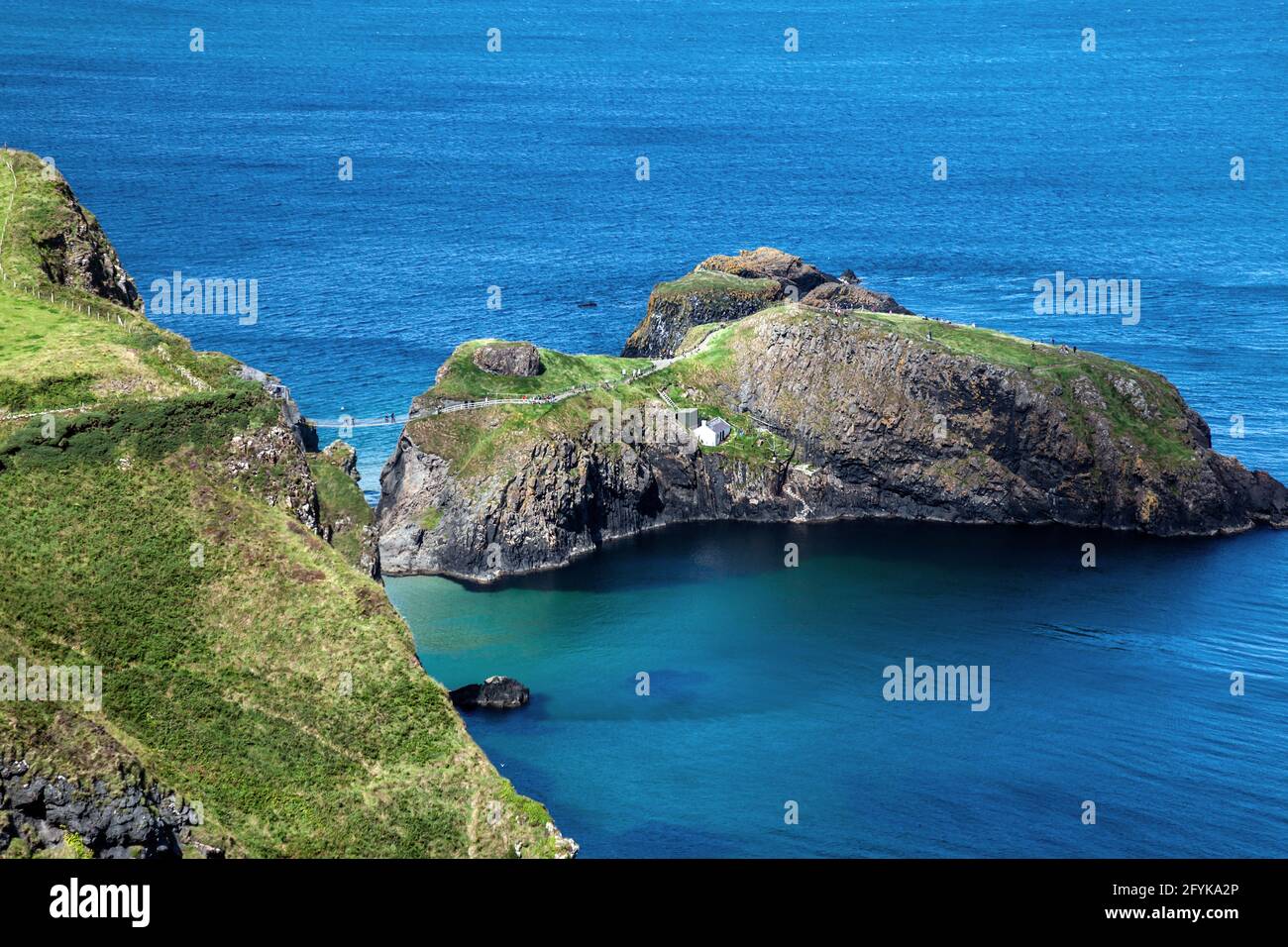 La petite île de Carrickarede sur la côte de Causeway est reliée au continent par le célèbre pont de corde de Carrick-a-Rede. Un lieu de Game of Thrones. Banque D'Images