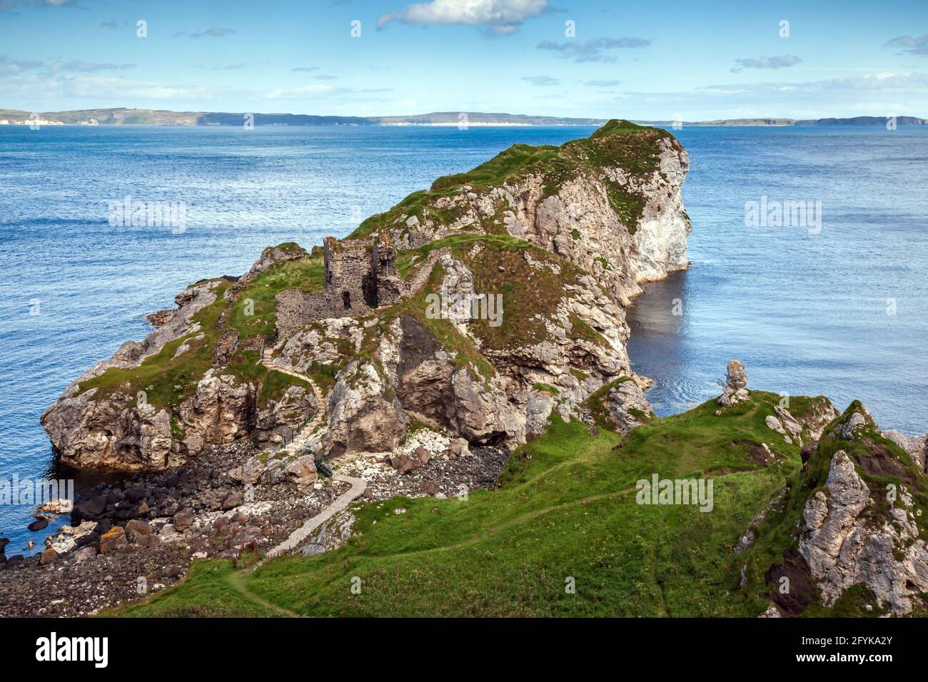 Kinbane Head et le château de Kinbane près de Ballycastle, sur la côte nord d'Antrim en Irlande du Nord. Banque D'Images