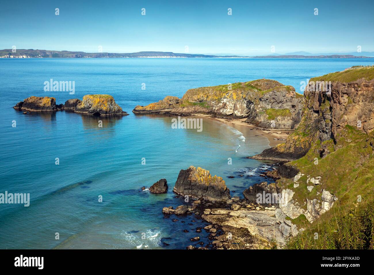 La petite île de Carrickarede sur la côte de Causeway est reliée au continent par le célèbre pont de corde de Carrick-a-Rede. Un lieu de Game of Thrones. Banque D'Images