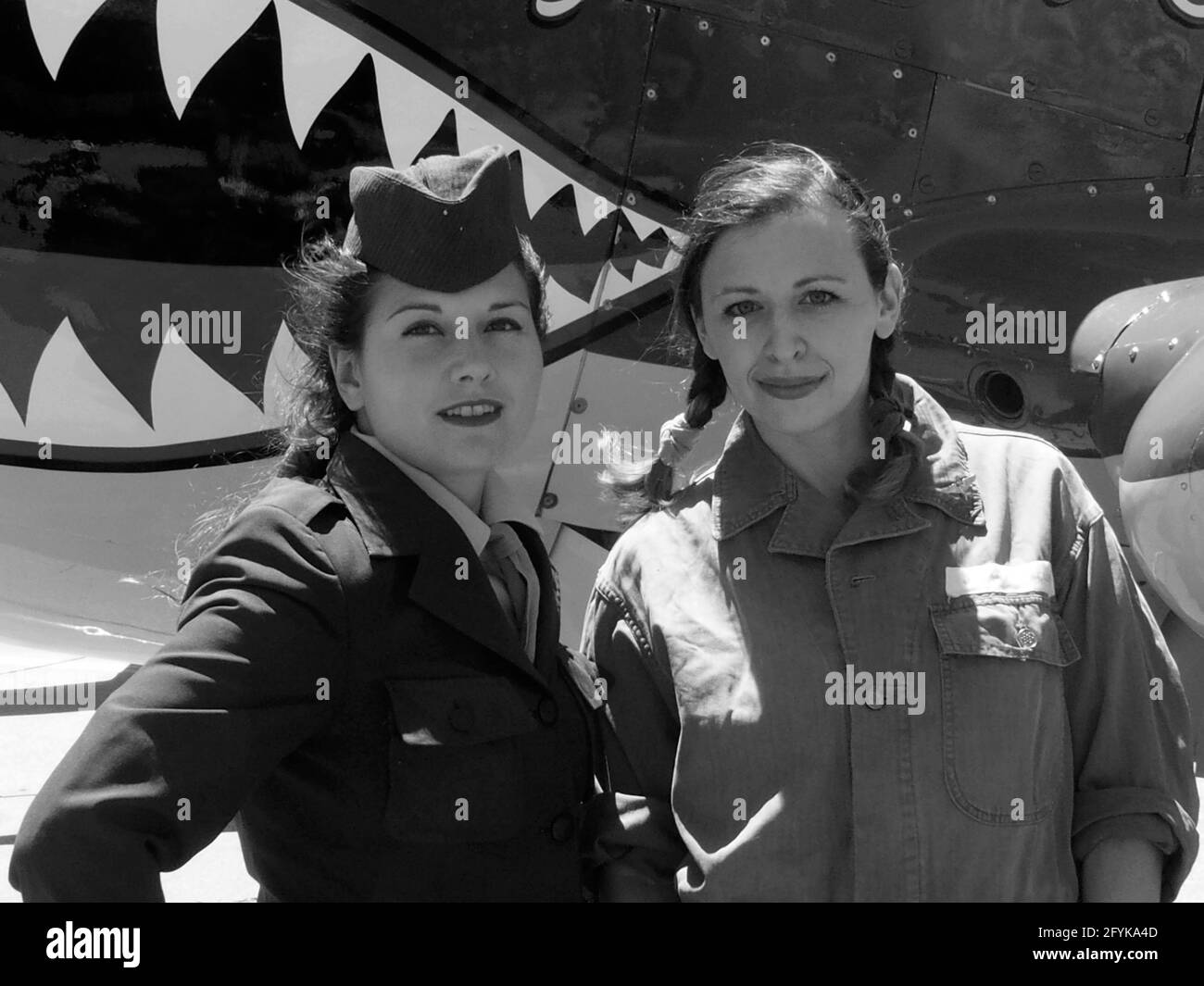 New York, New York, États-Unis. 27 mai 2021. Farmingdale, New York, -- en préparation du week-end du Memorial Day, l'American Airpower Museum (AAM) de Farmingdale poursuit sa participation historique au Jones Beach Air Show, en volant les oiseaux de guerre « Arsenal of Democracy » du musée au-dessus de Jones Beach le samedi 29 mai et le dimanche 30 mai ! L'escadron de l'AAM, composé d'avions militaires d'époque emblématiques et méticuleusement restaurés, comprend un bombardier Mitchell B-25, un Skytrain Douglas C-47, un bombardier TBM Grumman Avenger Torpedo, un chasseur P-40 Flying Tiger, un chasseur P-51D Mustang, un avion de combat AT28D5 Nomad Vietnam Era Fighter Banque D'Images