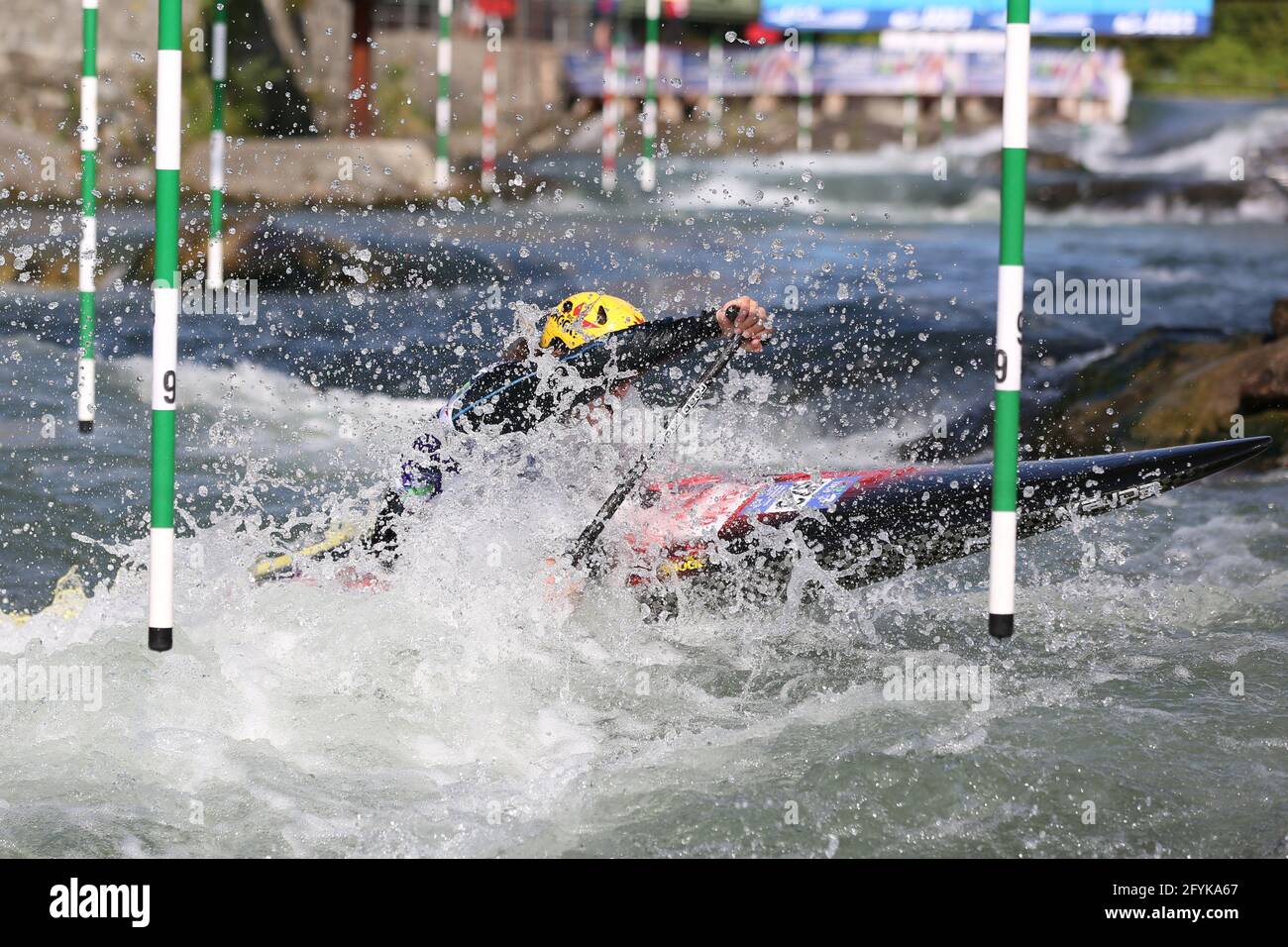 Tereza FISEROVA de la République tchèque est en compétition dans le canoë féminin (C1) demi-finales lors des championnats d'Europe ECA Canoe Slalom Le Dora Baltea Banque D'Images